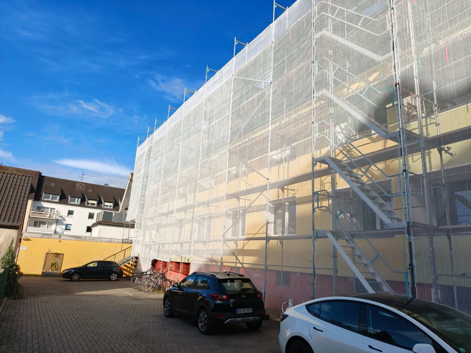 Viele Meter Fassade. – Gewerbebau