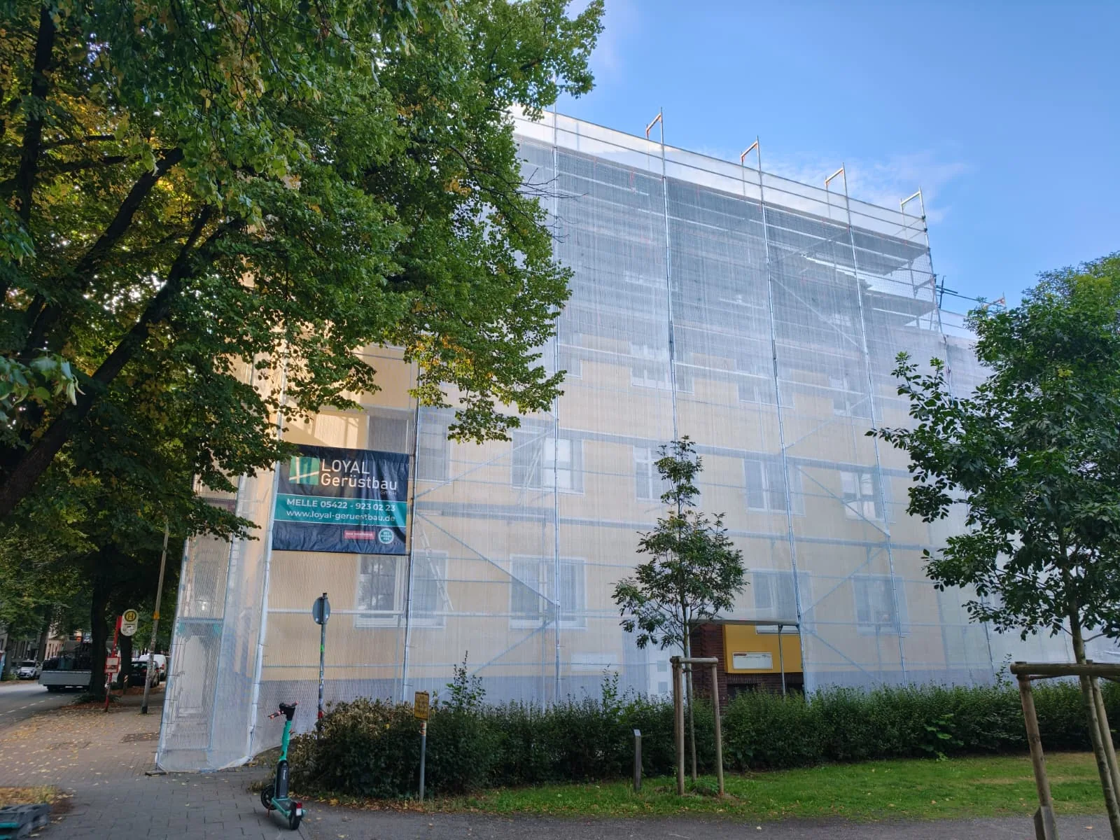 Fassade hinter dem Netz. – Wohnungsbau