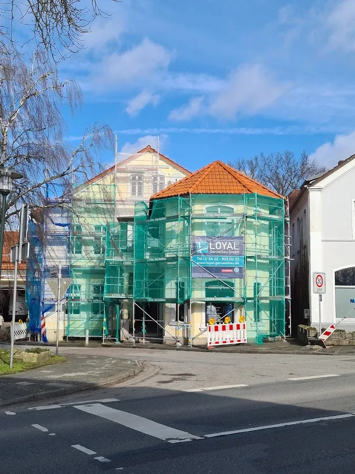 Sanierung an der Straße. – Dach & Sanierung