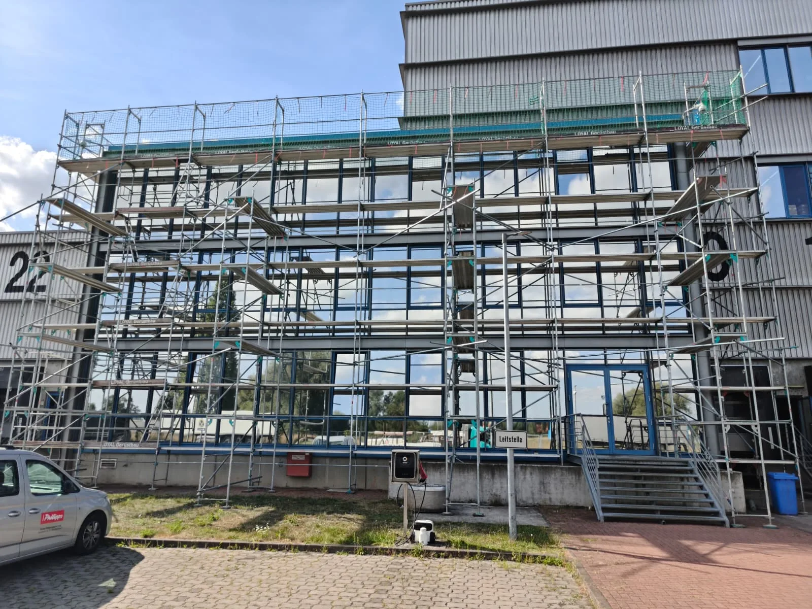 Gerüst am Hallenbau. – Gewerbebau