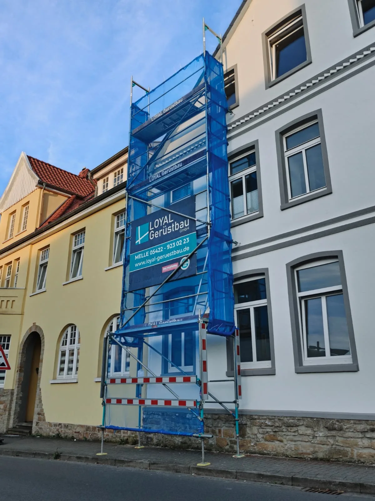 Schmale Fassade. Klarer Zugang. – Wohnungsbau
