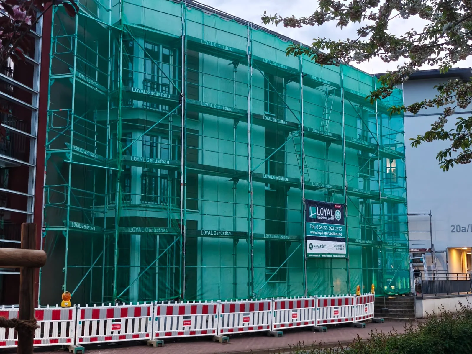 Sanierung mit Schutzbekleidung. – Wohnungsbau