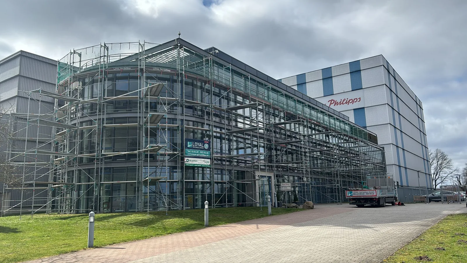 Großer Gebäudekomplex. – Gewerbebau