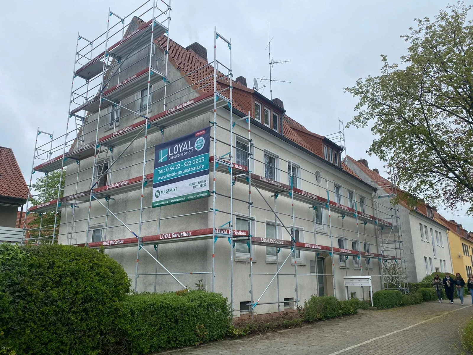 Fassade mit vielen Ebenen. – Wohnungsbau
